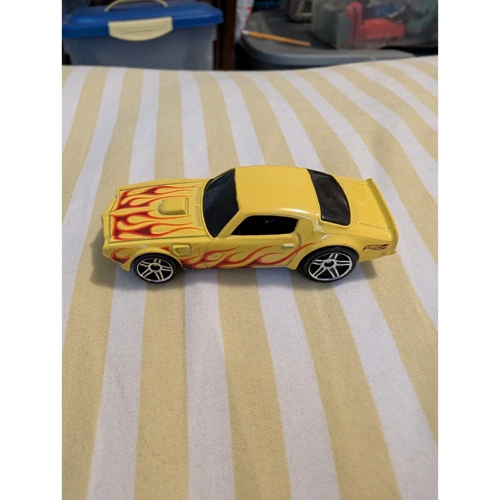 Hot Wheels 2011 Pontiac Firebird Trans Am Yellow Red Flames Diecast 1:64 Car